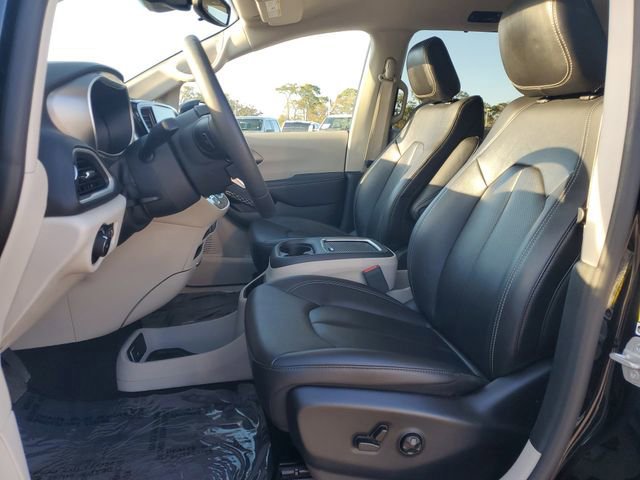 Used 2024 Chrysler Pacifica Touring-L image 16