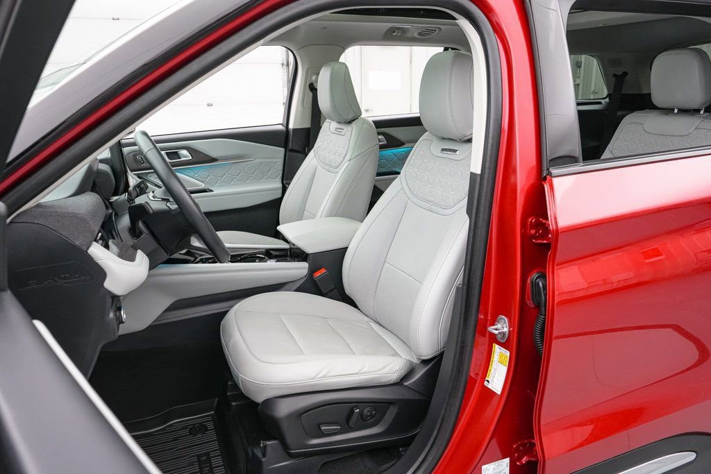 Certified 2025 Ford Explorer Platinum w/ LUX Leather Package image 11