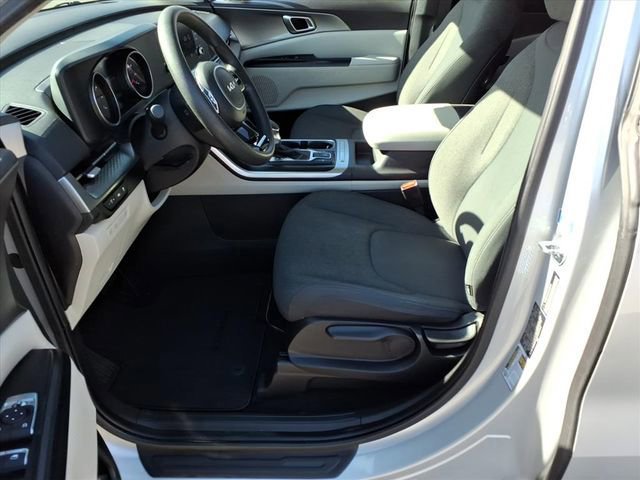 Used 2022 Kia Carnival LX image 18