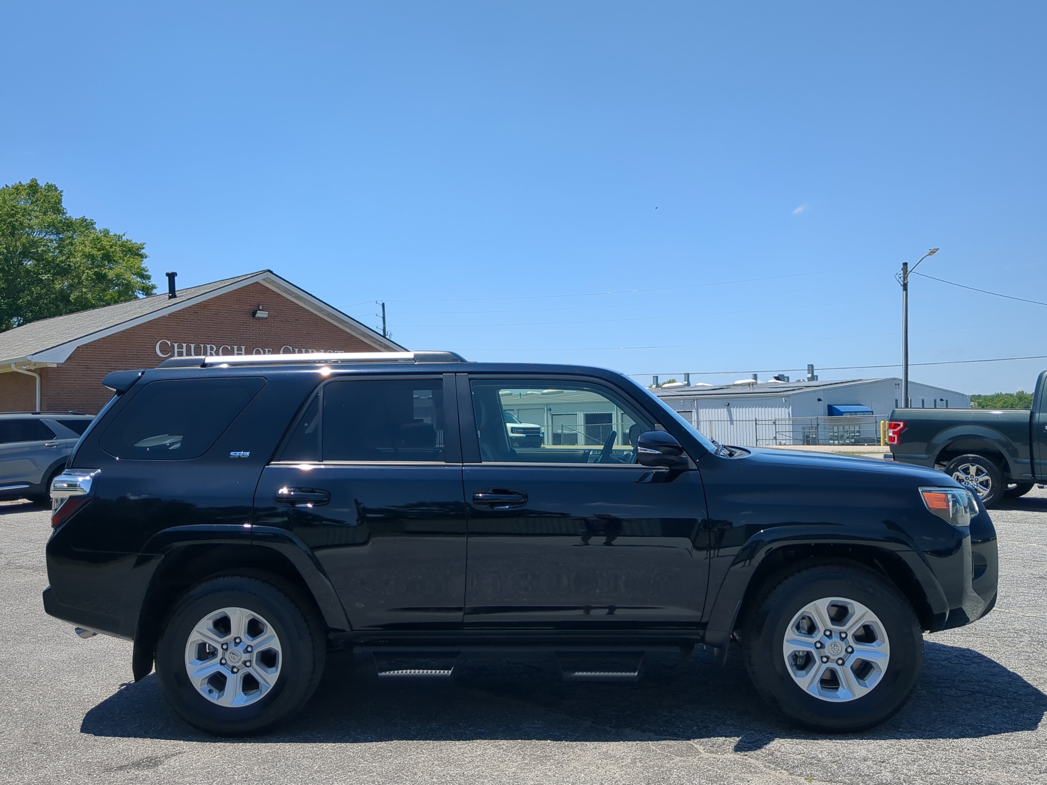 Used 2020 Toyota 4Runner SR5 Premium w/ Moonroof Package RWD image 2