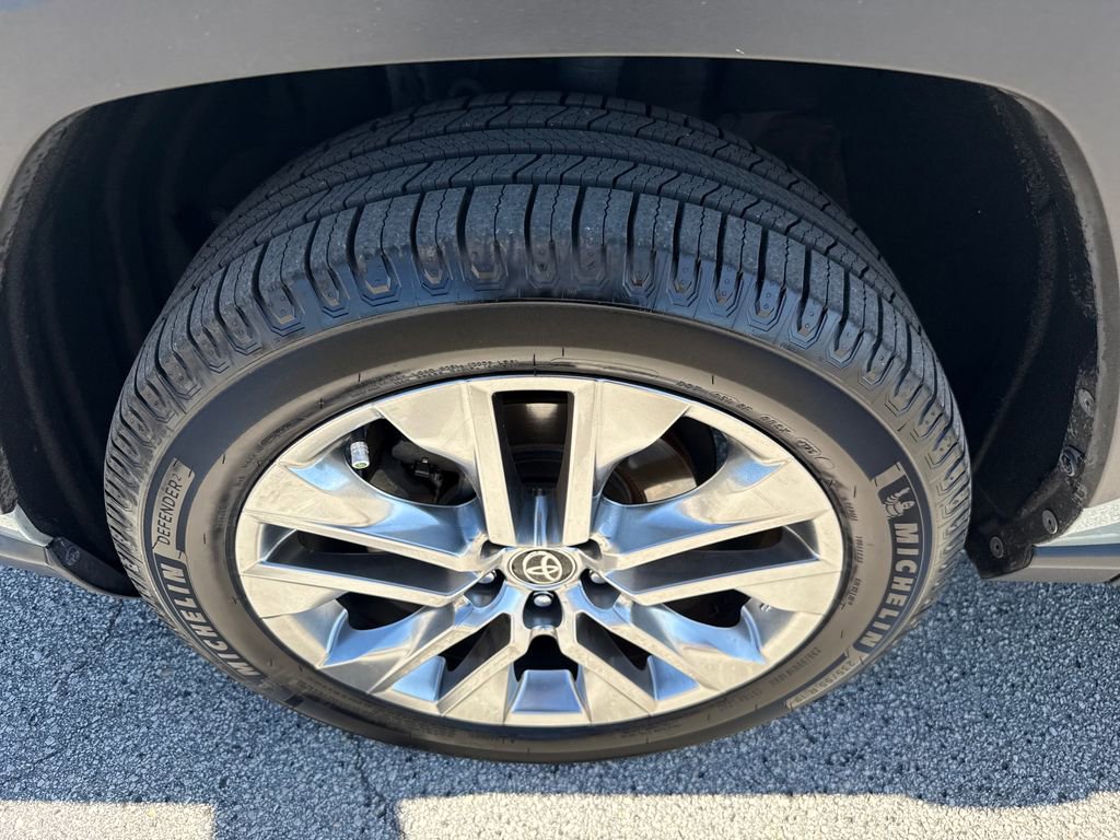 Used 2021 Toyota RAV4 XLE Premium image 13