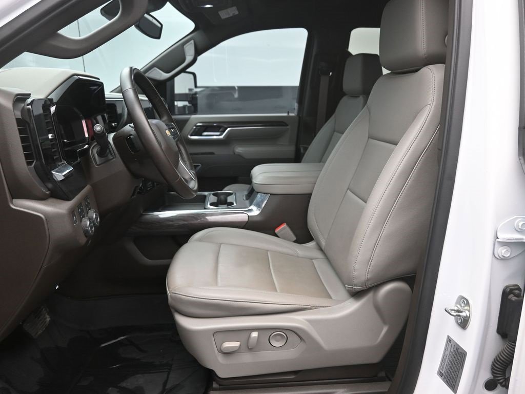Used 2025 Chevrolet Silverado 3500 LTZ w/ LTZ Convenience Package image 19
