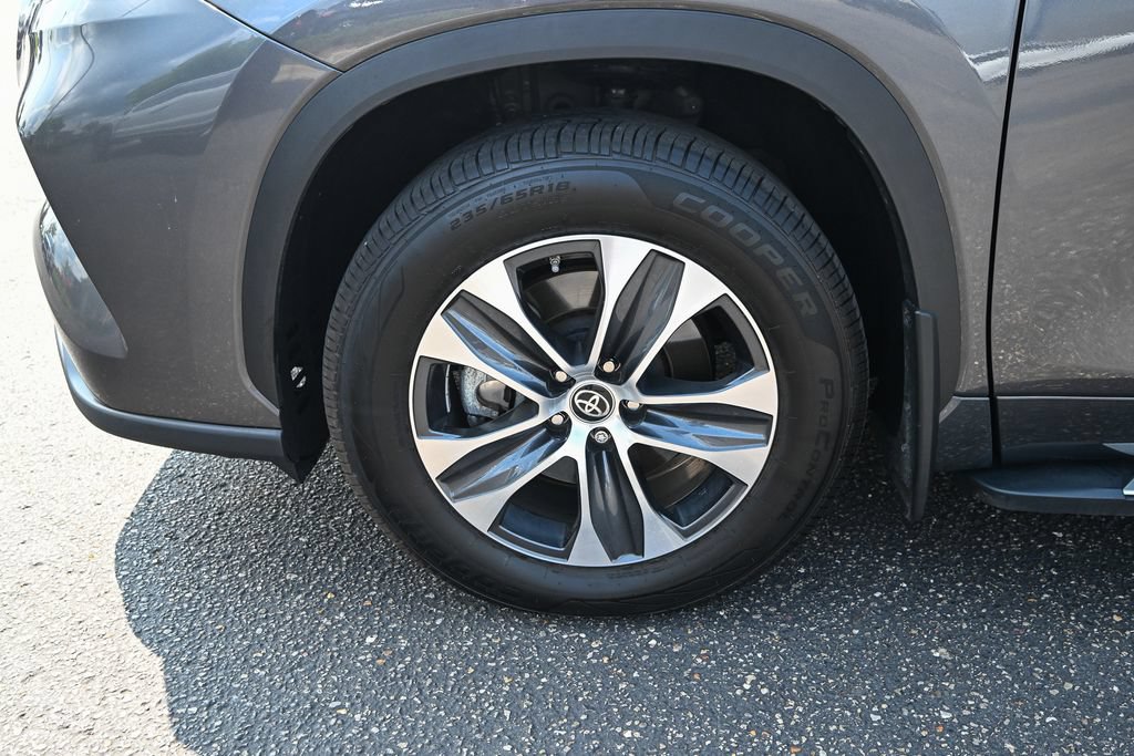 Used 2024 Toyota Highlander XLE AWD/4WD image 10