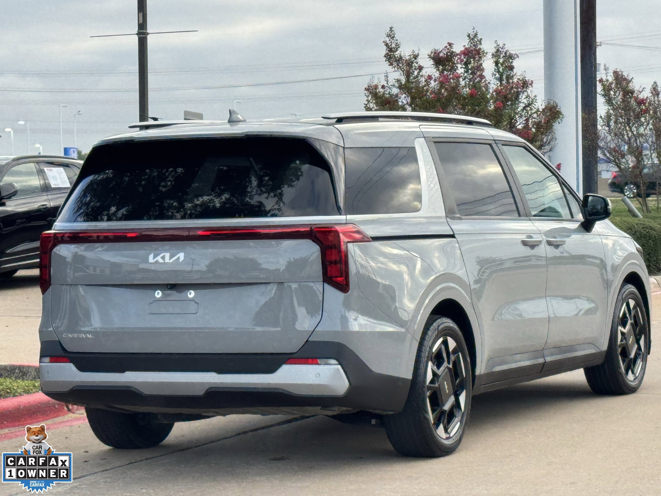 Used 2025 Kia Carnival EX FWD image 4