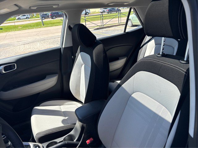 Used 2025 Hyundai Venue SEL FWD image 9