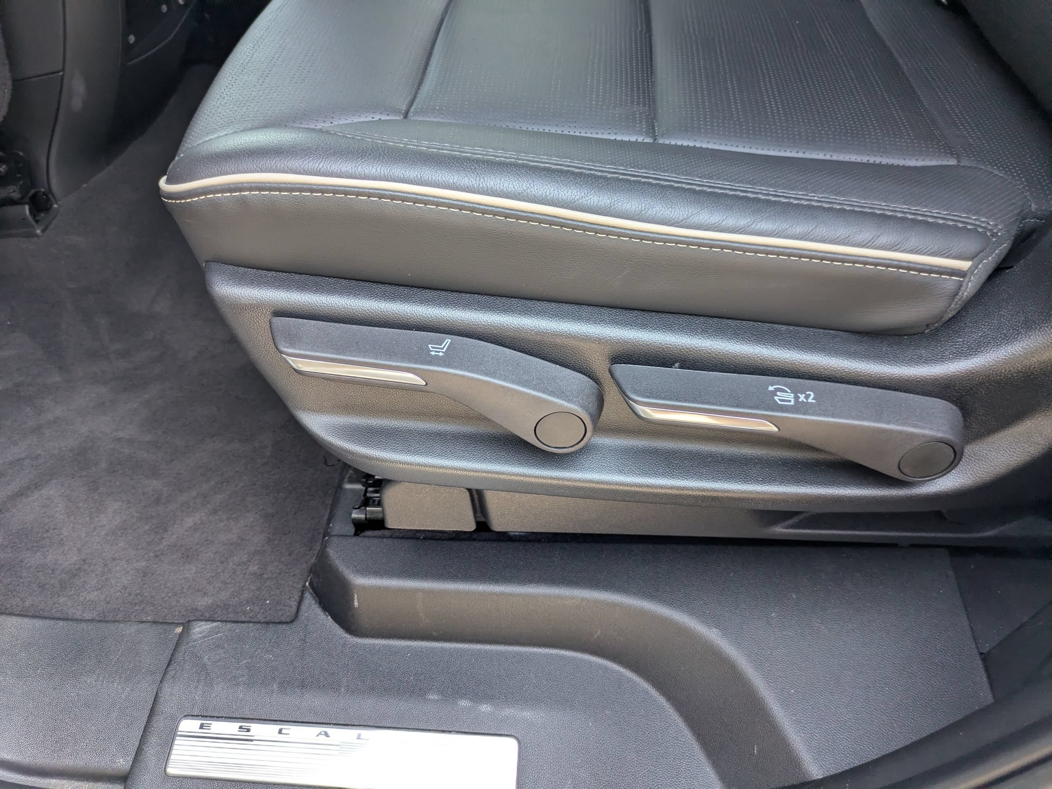 Used 2023 Cadillac Escalade Premium Luxury AWD/4WD image 32