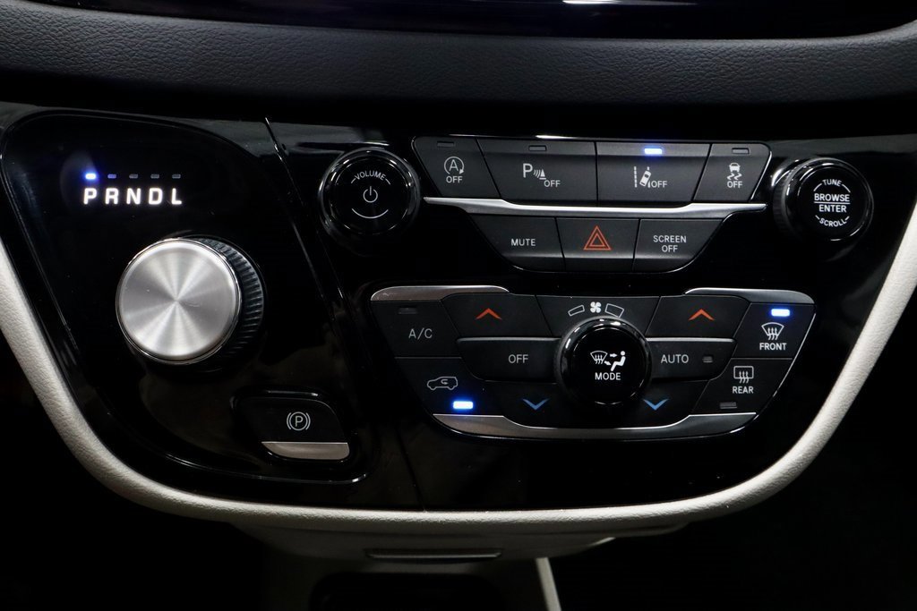 Used 2023 Chrysler Pacifica Touring-L image 31