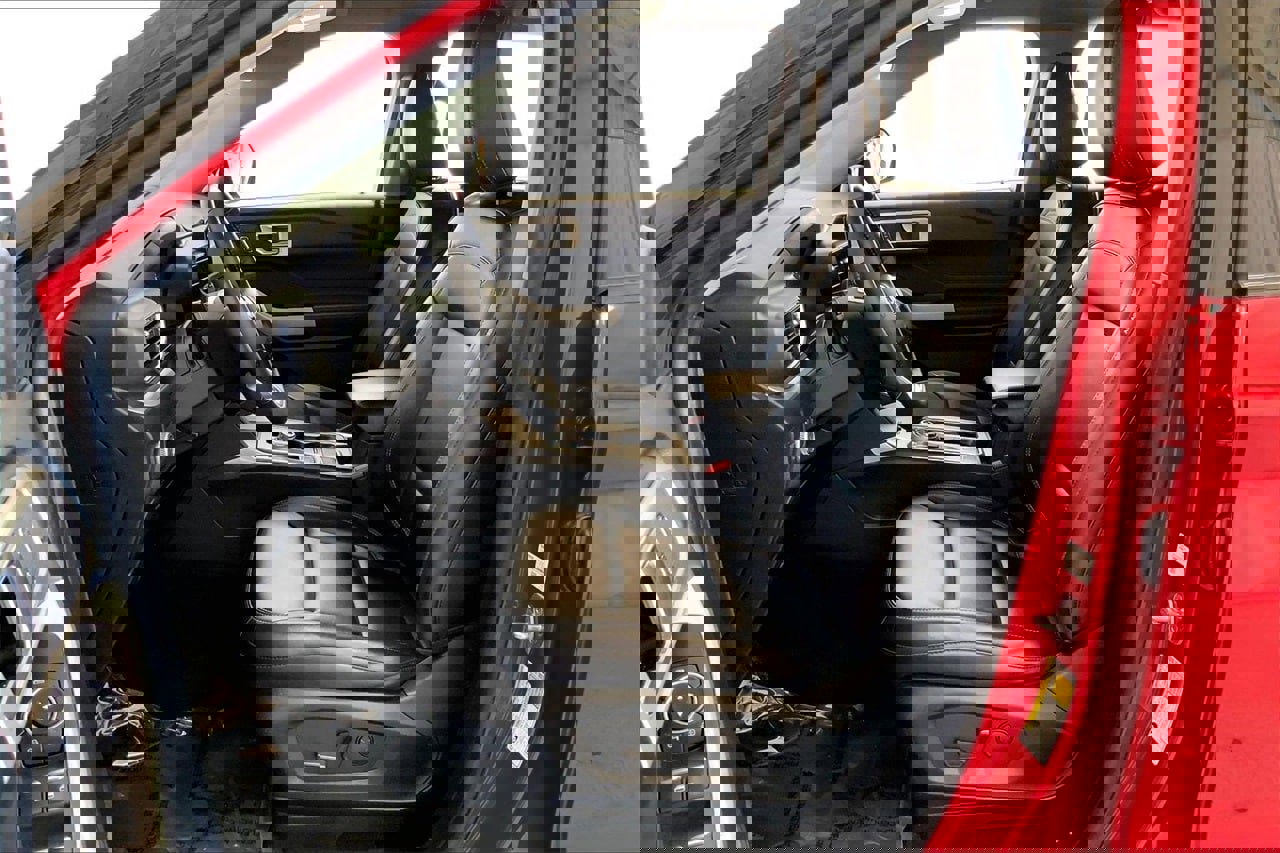 Certified 2022 Ford Explorer XLT w/ Equipment Group 202A image 18