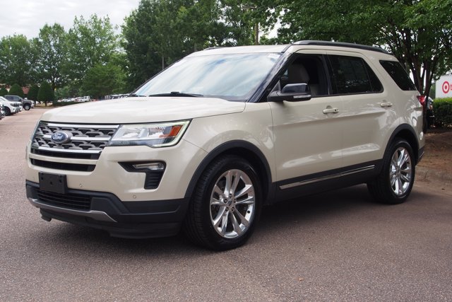 Certified 2018 Ford Explorer XLT w/ Equipment Group 202A FWD image 3