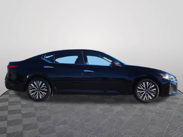 Used 2024 Nissan Altima 2.5 SV FWD image 4