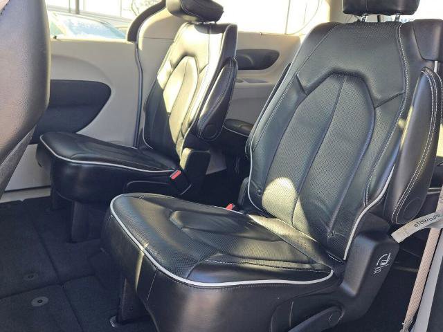 Used 2024 Chrysler Pacifica Limited image 17