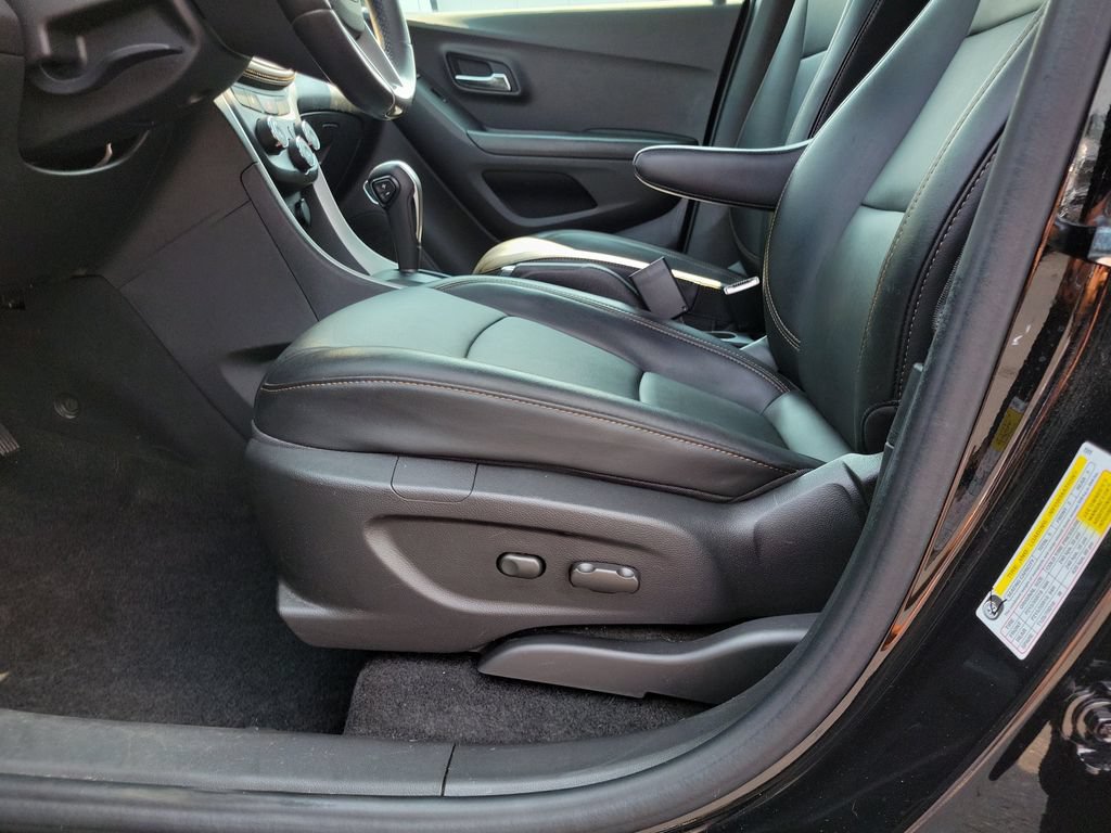 Used 2022 Chevrolet Trax LT w/ Premium Seat Package AWD/4WD image 19
