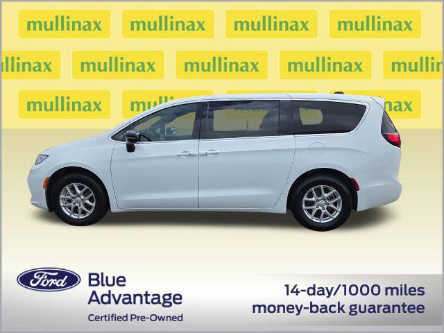 Used 2025 Chrysler Pacifica Select FWD image 13
