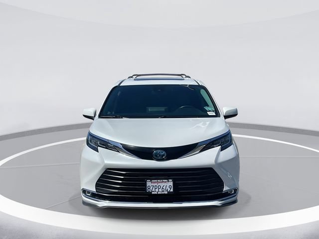 Used 2022 Toyota Sienna XLE w/ XLE Plus Package FWD image 2