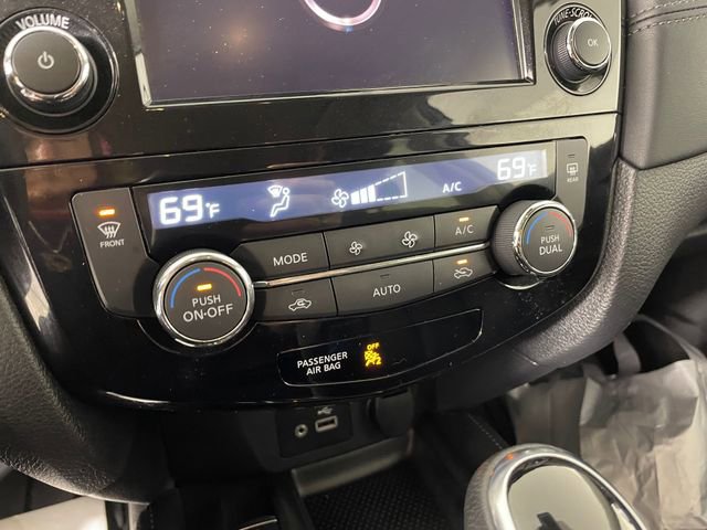 Used 2019 Nissan Rogue SL w/ Premium Package image 13