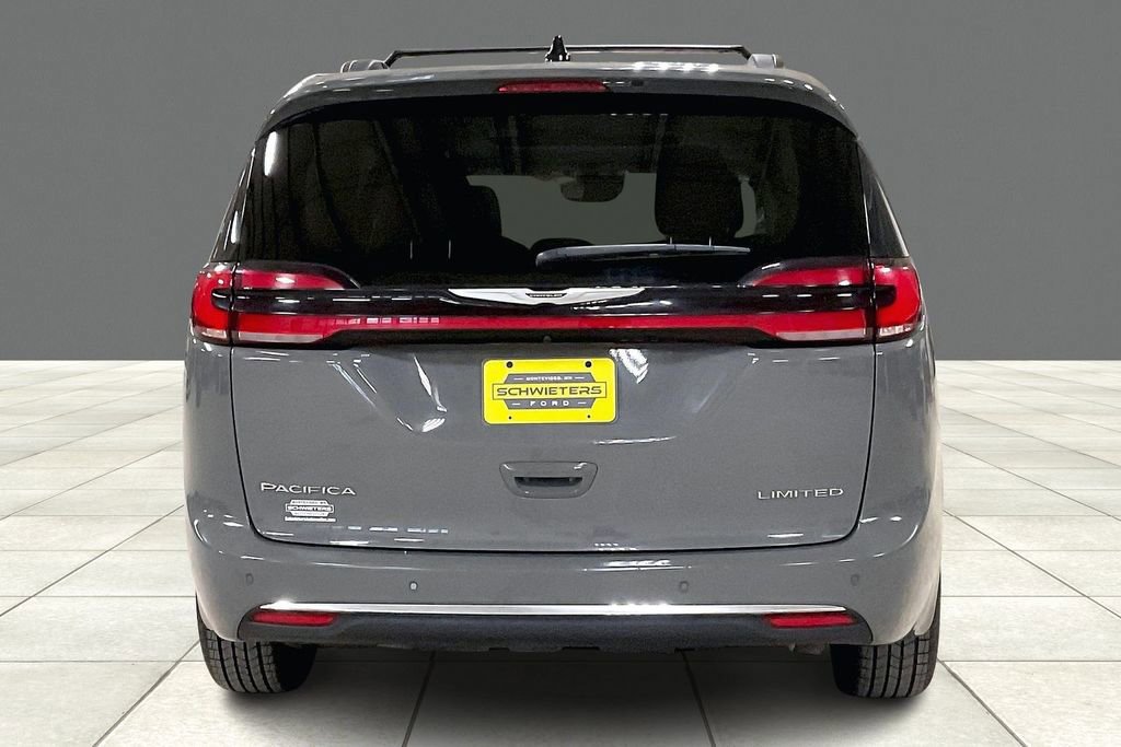 Used 2023 Chrysler Pacifica Limited image 3