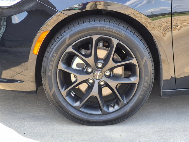 Used 2025 Chrysler Pacifica Limited FWD image 11