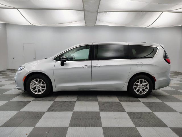 Used 2024 Chrysler Pacifica Touring-L FWD image 6