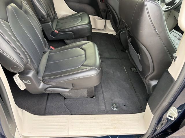 Used 2023 Chrysler Pacifica Touring-L FWD image 34
