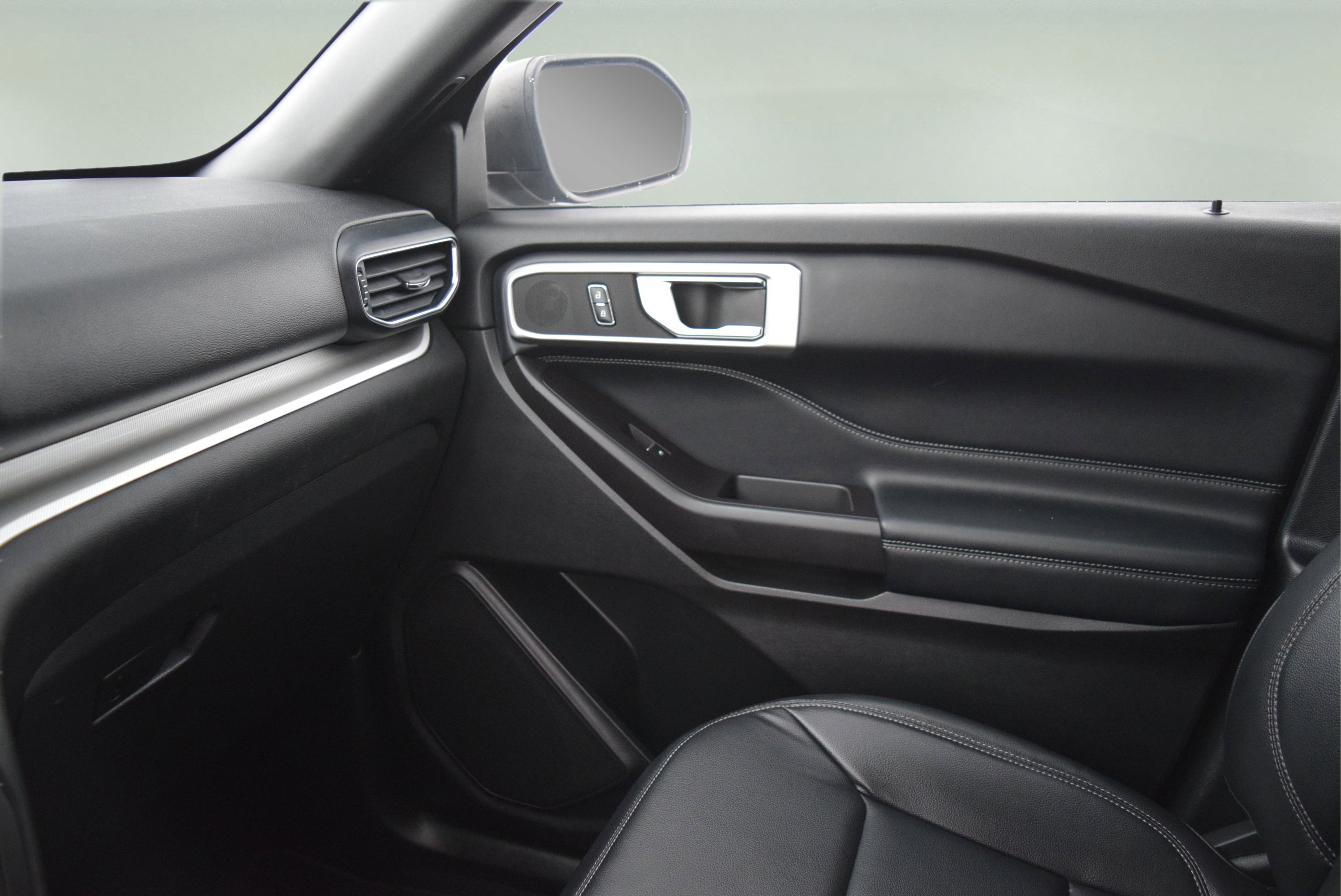 Certified 2020 Ford Explorer XLT w/ Equipment Group 202A image 18