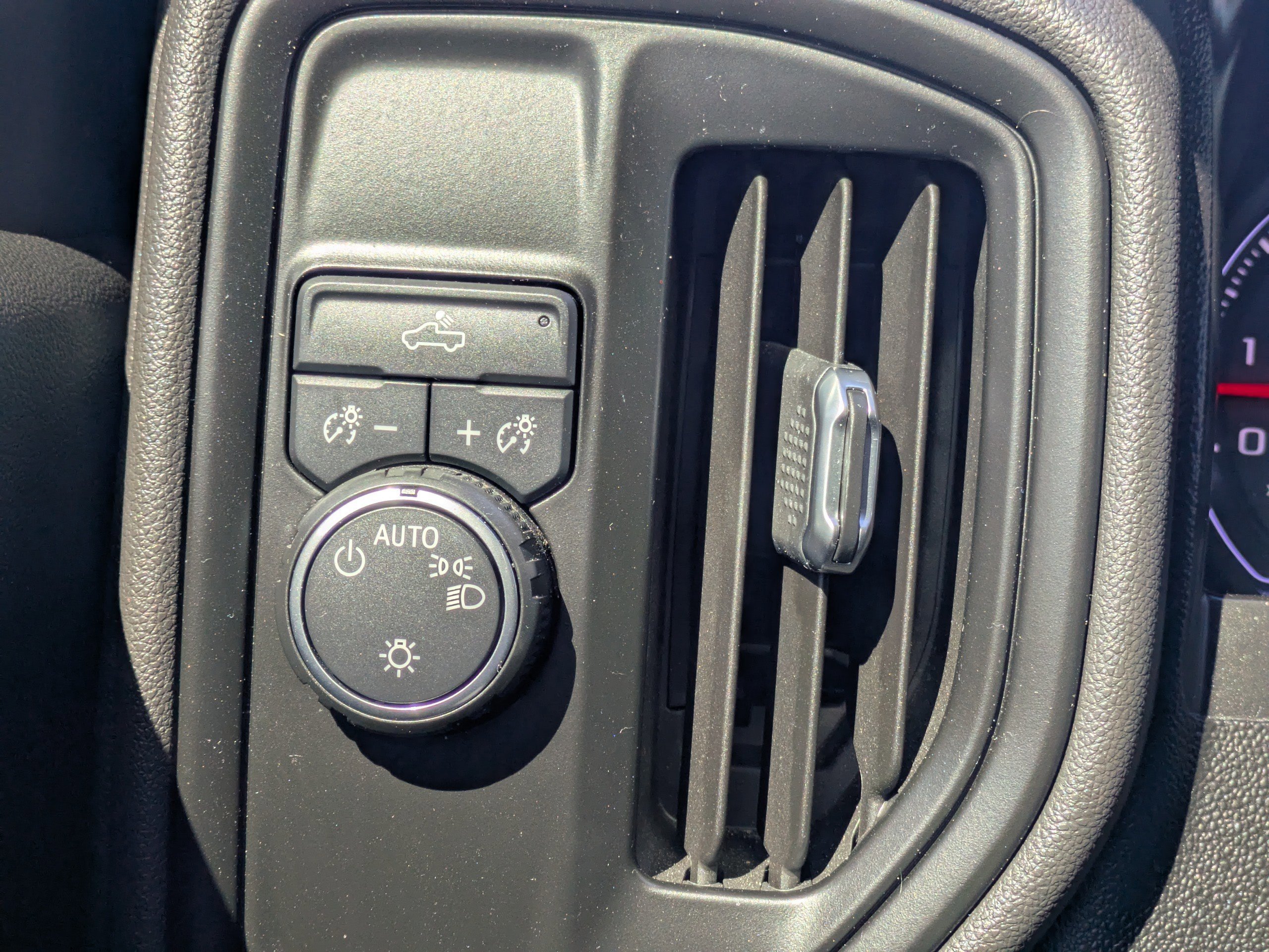 Used 2020 Chevrolet Silverado 1500 Custom w/ Custom Value Package image 28