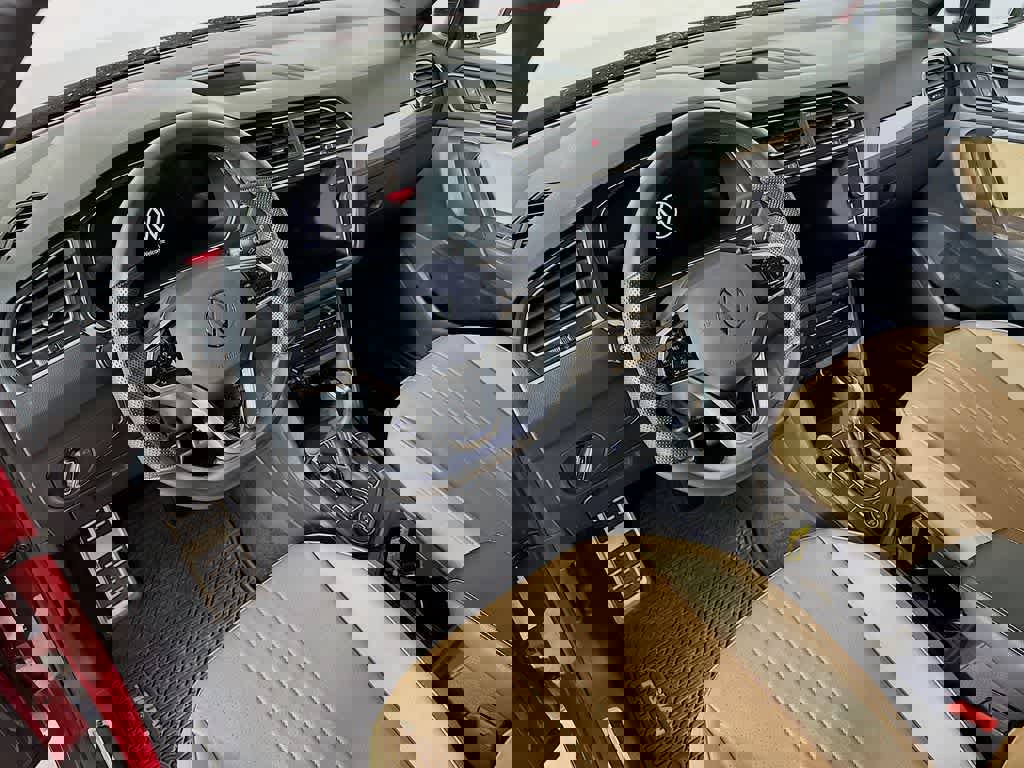 Used 2024 Volkswagen Tiguan SE R-Line image 9