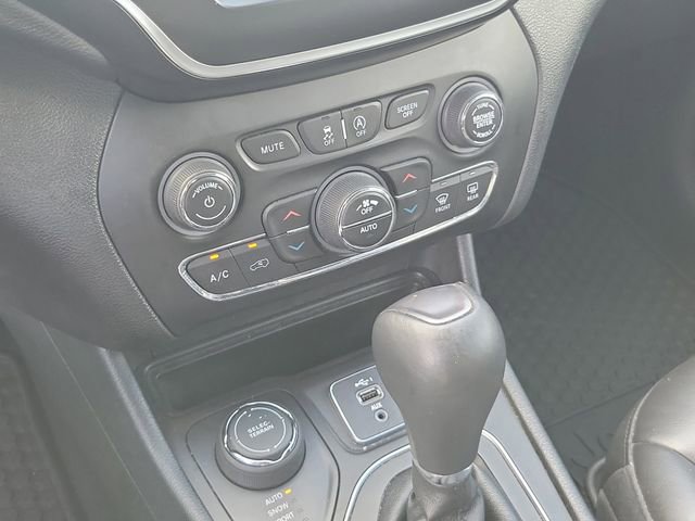 Used 2019 Jeep Cherokee Latitude Plus w/ Comfort/Convenience Group AWD/4WD image 28