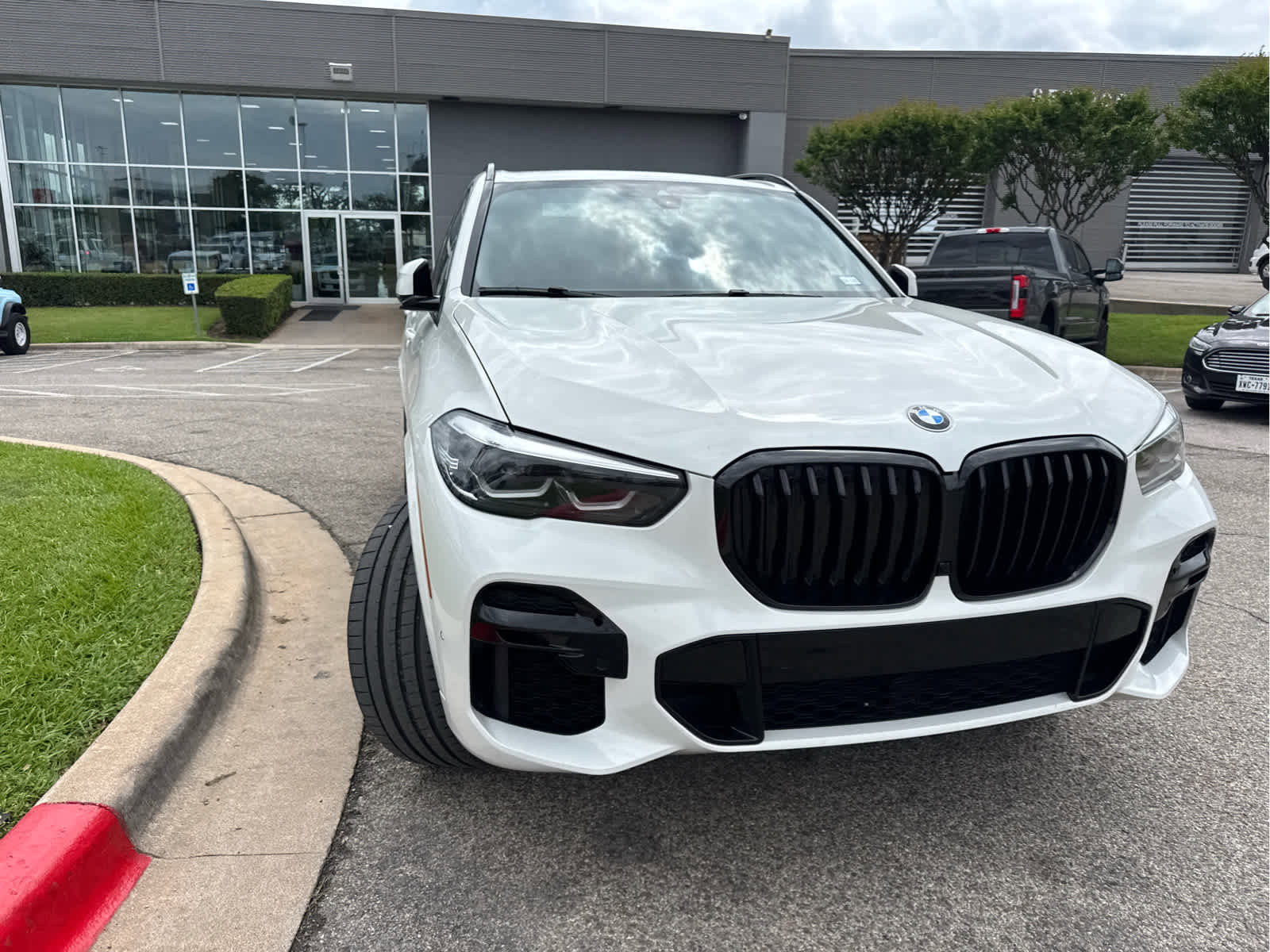 Used 2022 BMW X5 xDrive40i w/ M Sport Package AWD/4WD image 4