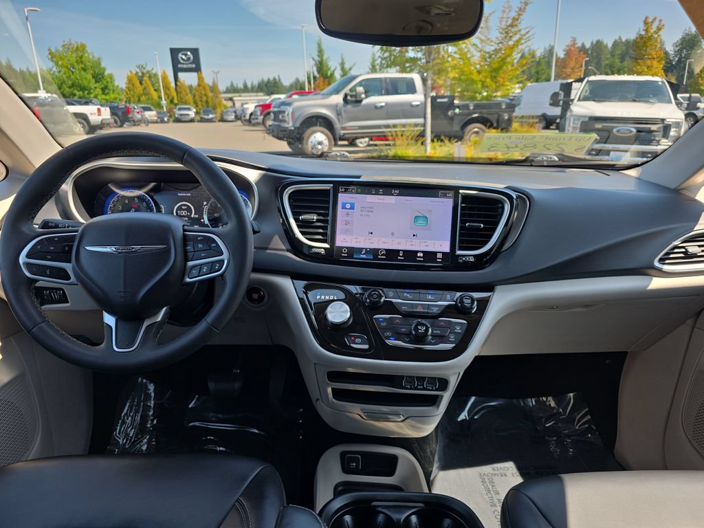 Used 2023 Chrysler Pacifica Touring-L FWD image 6