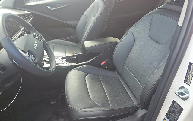 Used 2023 Kia Niro Wave w/ Wave Preserve Package FWD image 5
