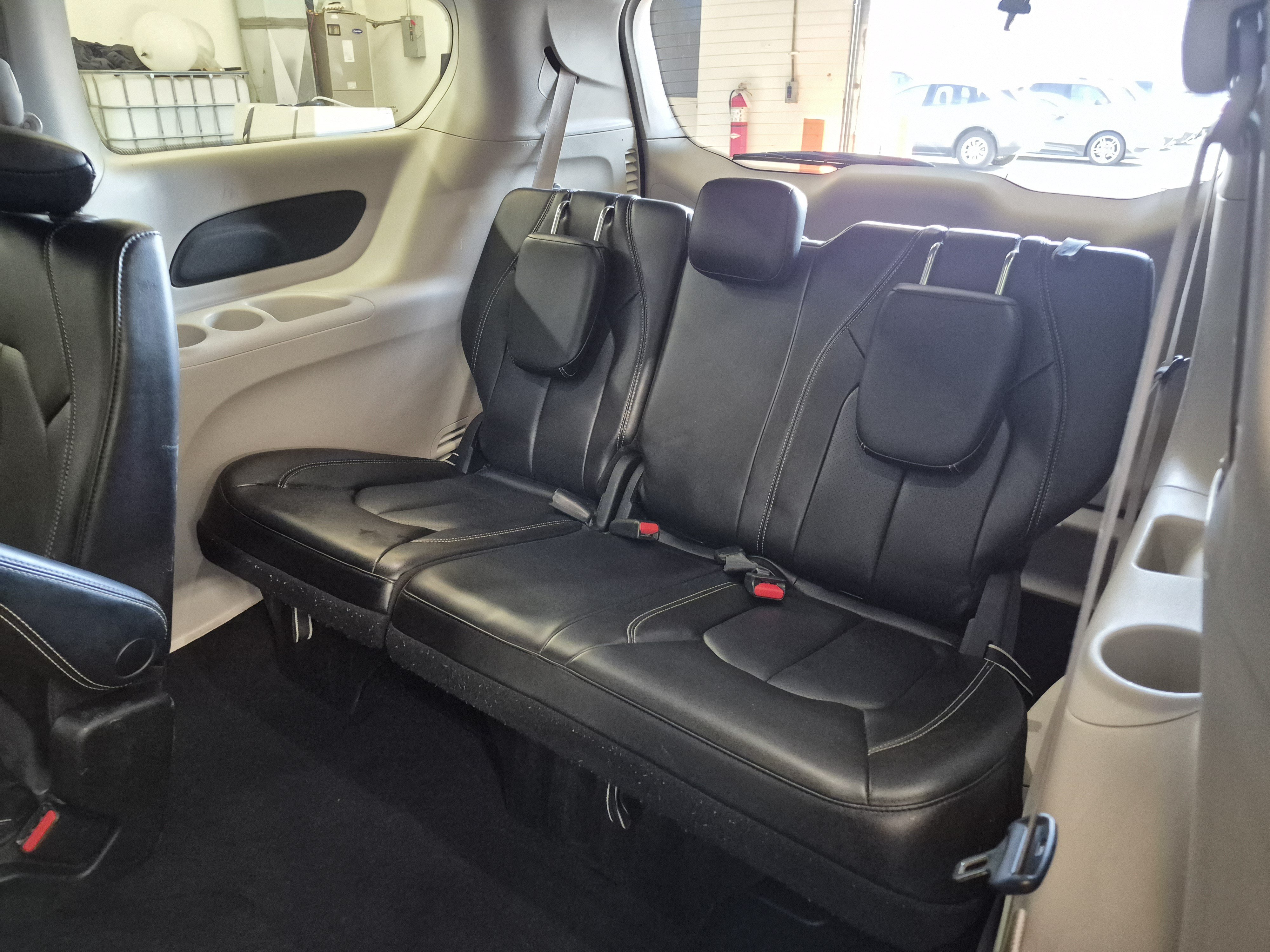Used 2023 Chrysler Pacifica Touring-L FWD image 15