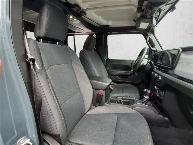 Used 2025 Jeep Gladiator Sport AWD/4WD image 16
