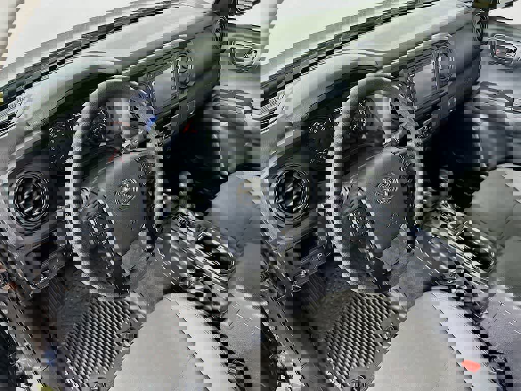 Used 2018 Toyota Tacoma SR w/ SR Convenience Package image 9