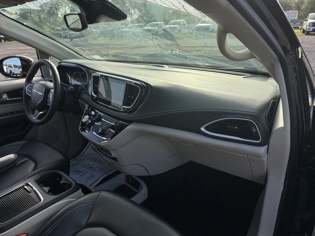 Used 2024 Chrysler Pacifica Limited FWD image 19