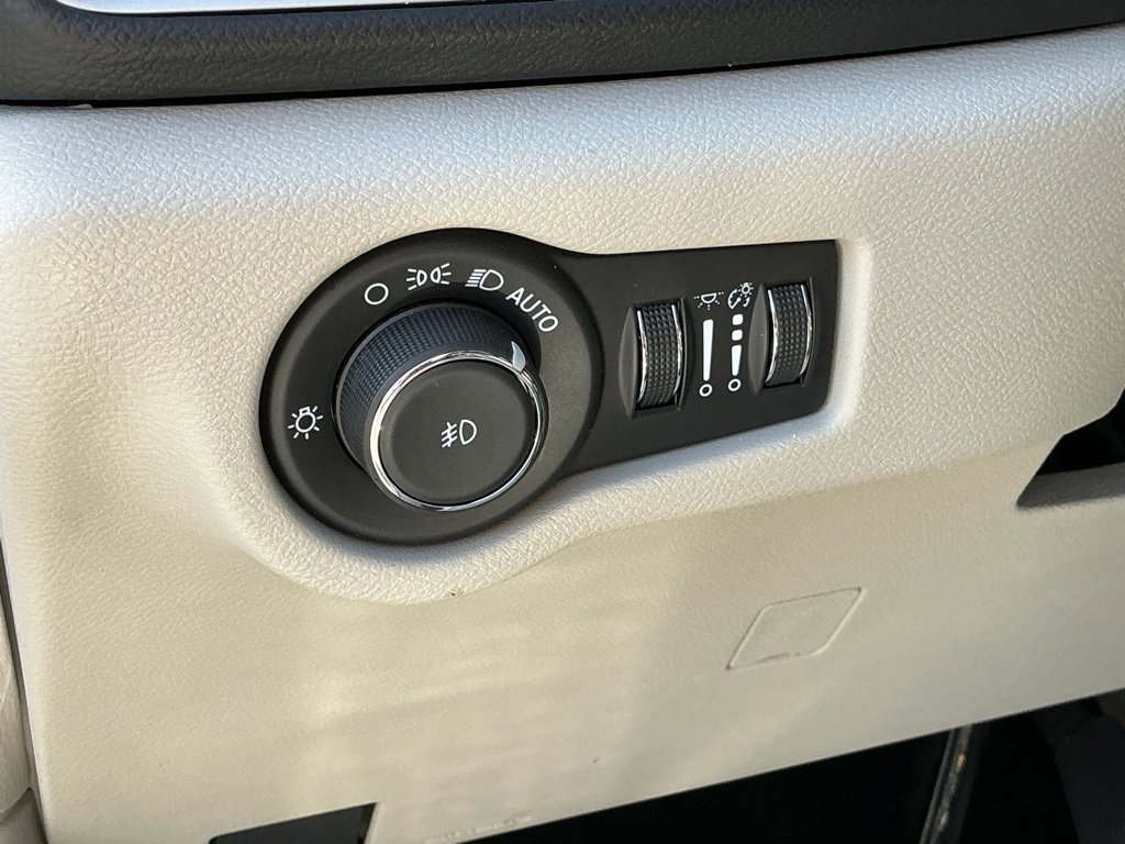 Used 2024 Chrysler Pacifica Touring-L image 35