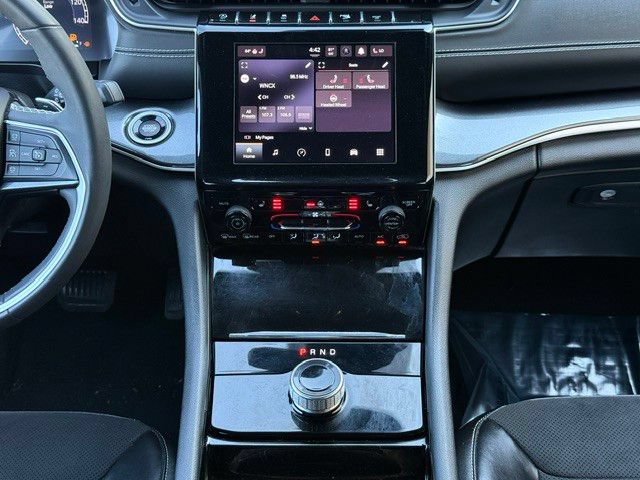 Used 2023 Jeep Grand Cherokee Altitude AWD/4WD image 20