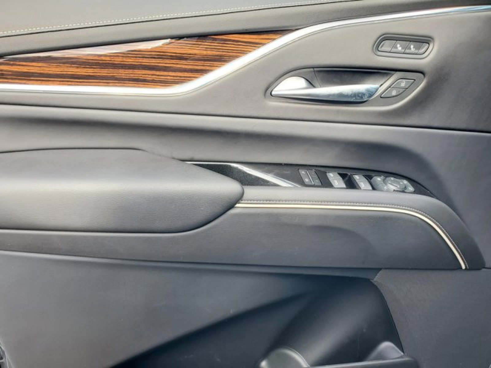 Used 2022 Cadillac Escalade Luxury image 13