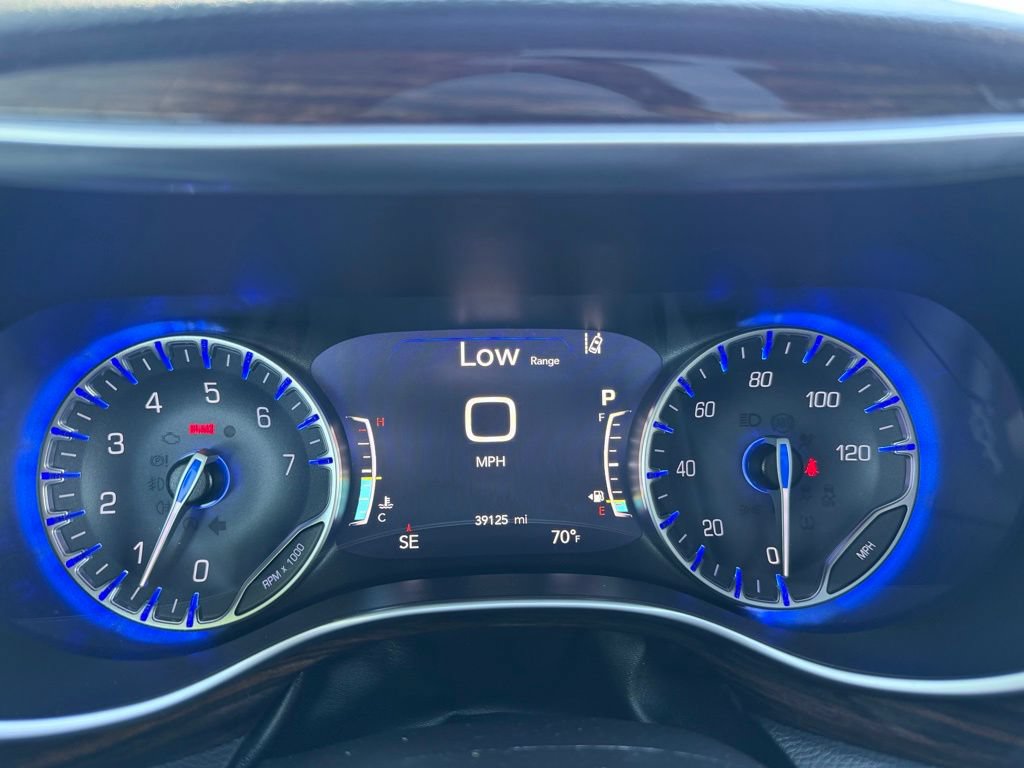 Used 2023 Chrysler Pacifica Limited AWD/4WD image 30