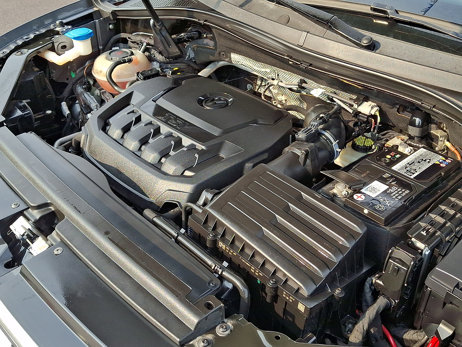 Used 2020 Volkswagen Tiguan SEL AWD/4WD image 29