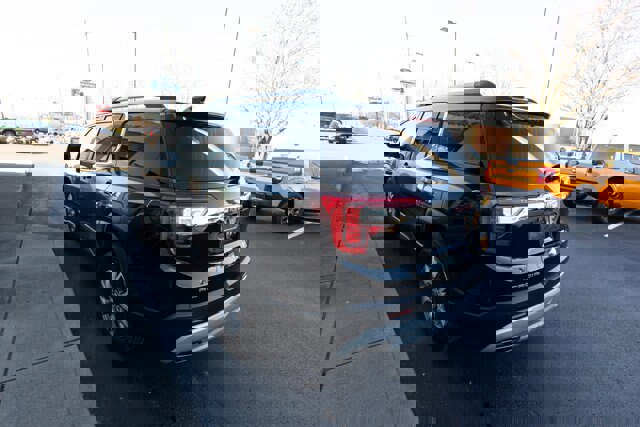 Used 2021 GMC Acadia SLT w/ Preferred Package image 2