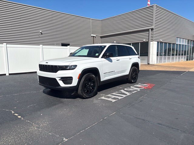 Used 2025 Jeep Grand Cherokee Altitude RWD image 1