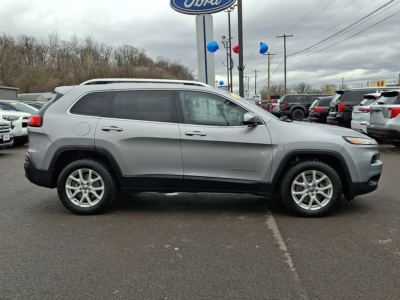 Used 2017 Jeep Cherokee Latitude w/ Cold Weather Group image 12
