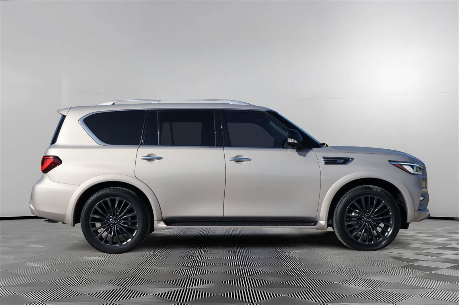 Used 2023 INFINITI QX80 Premium Select w/ Cargo Package AWD/4WD image 4