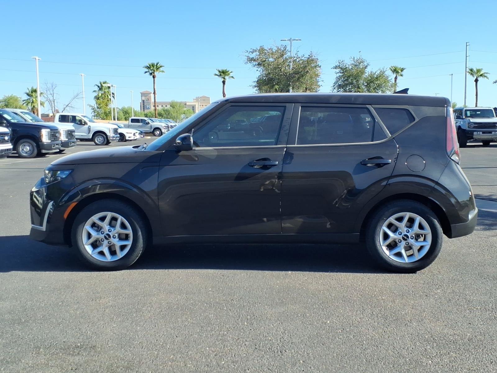 Used 2023 Kia Soul LX w/ LX Technology Package FWD image 2