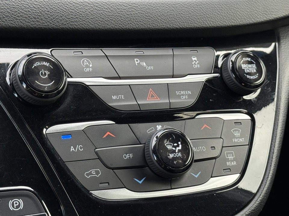 Used 2020 Chrysler Pacifica Touring-L Plus image 36