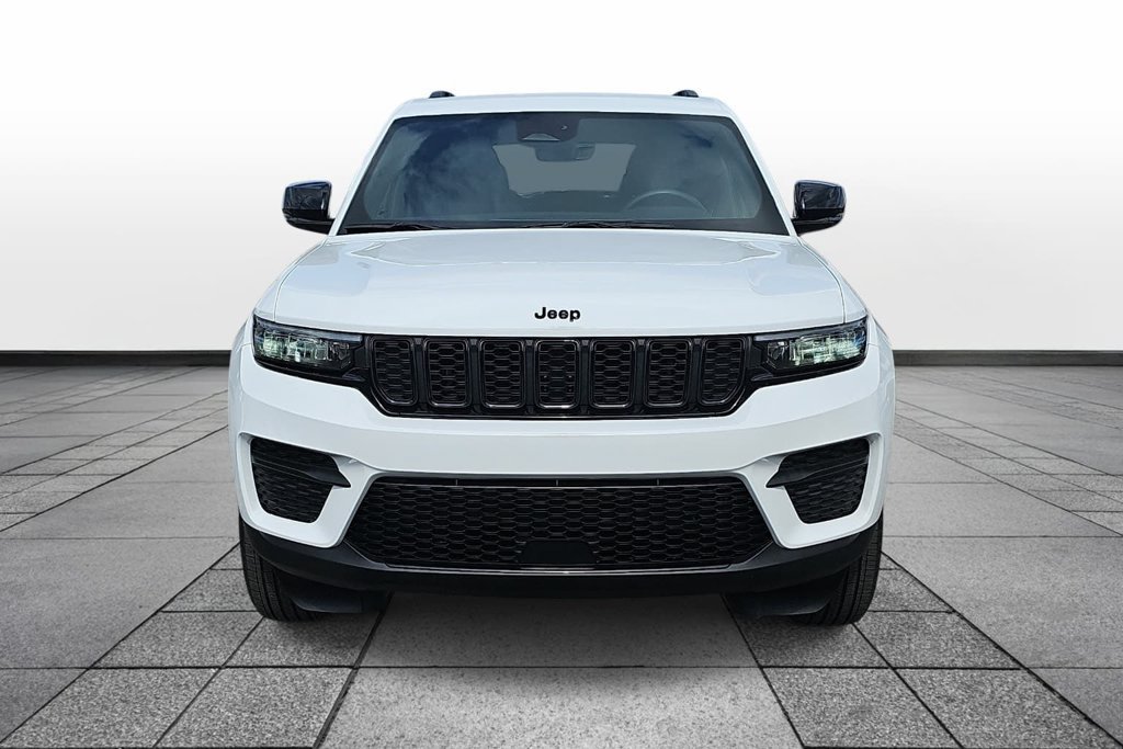 Used 2025 Jeep Grand Cherokee Altitude AWD/4WD image 2