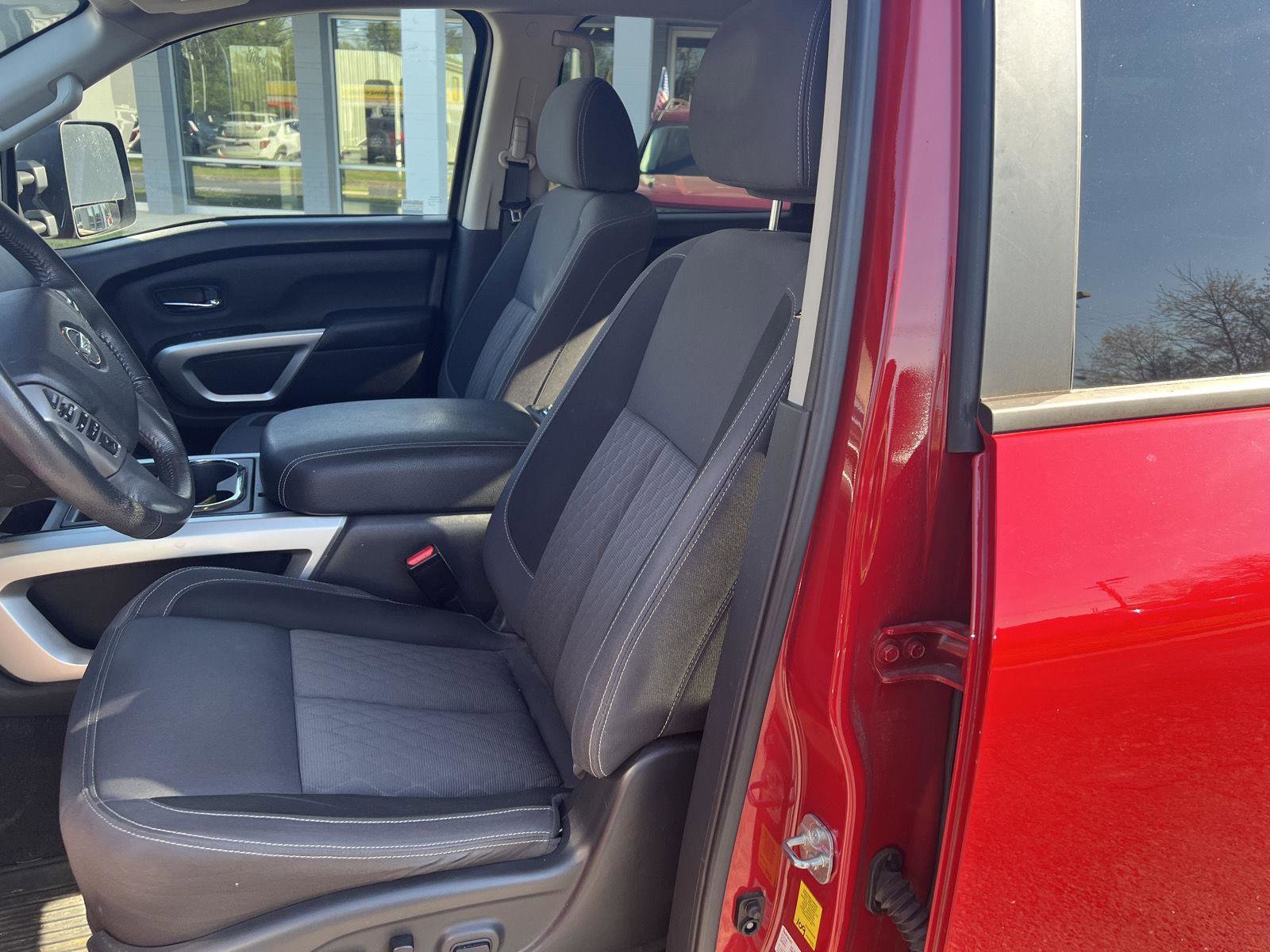 Used 2021 Nissan Titan SV w/ SV Convenience Package image 11