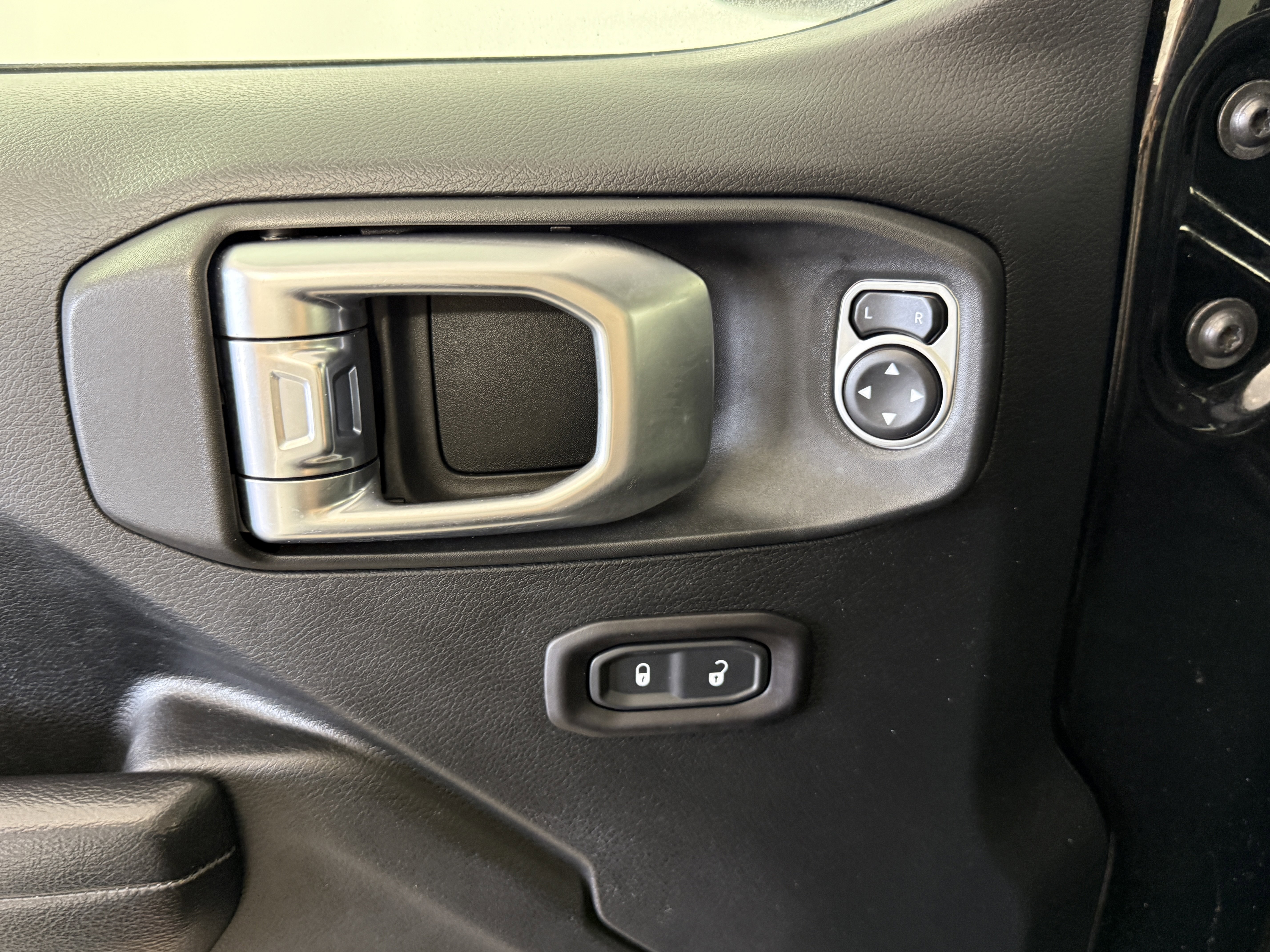 Used 2018 Jeep Wrangler Sport AWD/4WD image 16