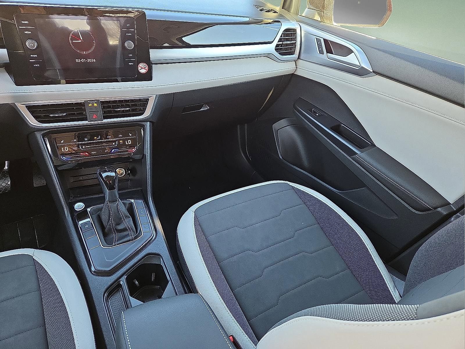 Used 2025 Volkswagen Taos SE image 12