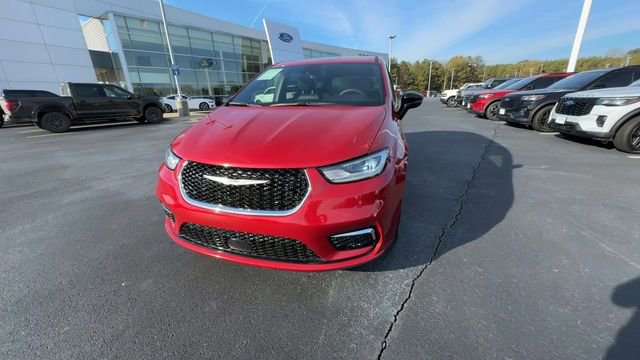 Used 2025 Chrysler Pacifica Select image 2